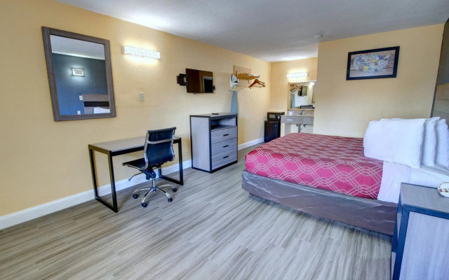 Econo Lodge at Military Circle