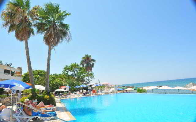 La Hotel & Resort