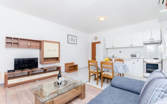 Apartments and Rooms Iva