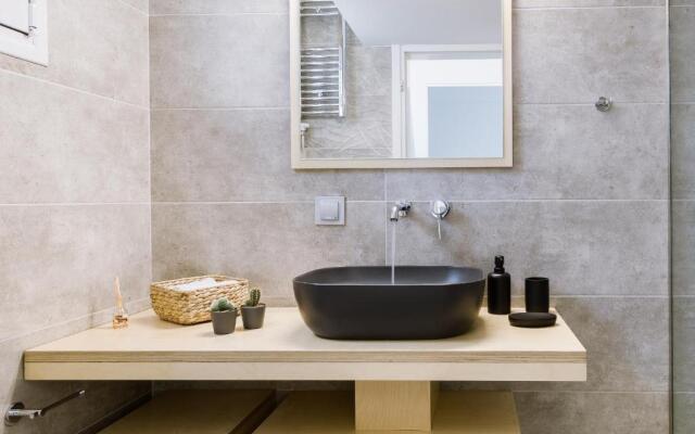 Minimal apartment on the shadow of the Acropolis