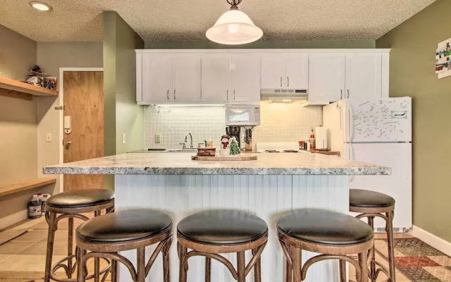 Cozy Condo w/ Magic Mountain Ski-in Access!