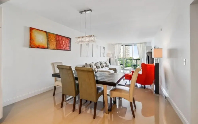 1 Bedroom +den Bay View Or620