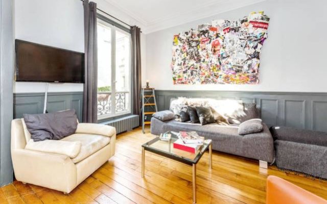 Large & Bright Apartment, Central Paris, Montmartre-Opéra, Picturesque Rue des Martyrs