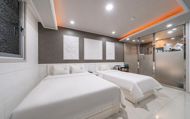 Incheon (Geomdan) Crystal Hotel