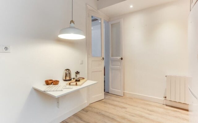 New! Bright 2 Bed Easily Connected to the Center