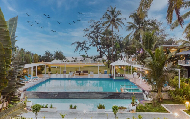 Foxoso La Beach Resort & Spa