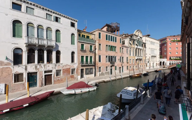 Tolentini Canal View Apartment