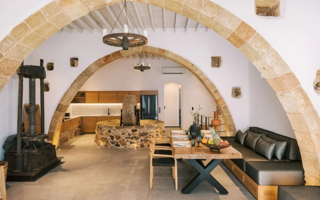 Kalathos Square Luxury Suites