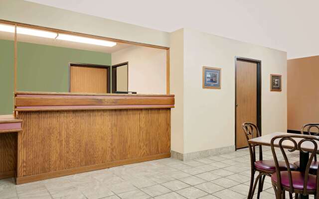 Super 8 by Wyndham Cloquet