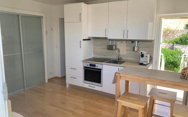 Comfort 1-Bedroom Apartment with Pool & Sea view