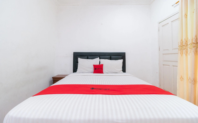 RedDoorz Syariah near Plaza Andalas Padang 2