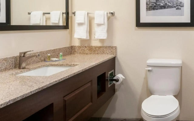 Cobblestone Hotel & Suites - Appleton International Airport