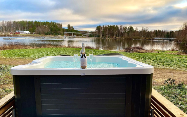 Glass Igloos by the water - Lasisviitit