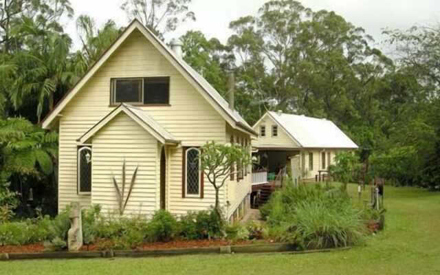 Glasshouse Mountains Ecolodge