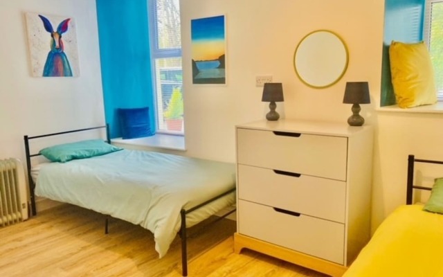 Stunning Renovated & Spacious 2 BR - 100m to Beach