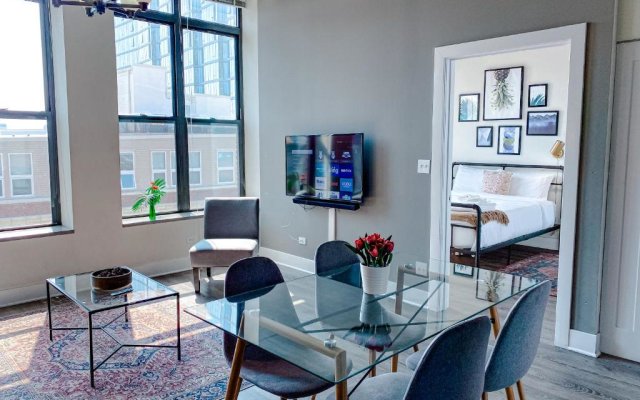 McCormick Place 420 friendly Modern 2br-2ba apartment on Michigan avenue with optional parking for 6 guests