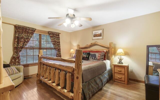 The Lodge on the Creek Branson West Cabin w/ Beautiful Views