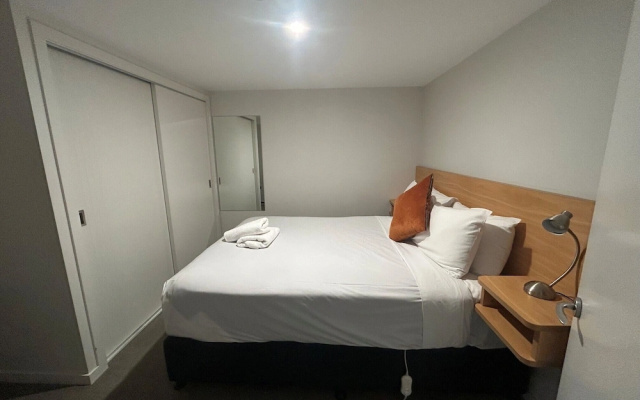 Lakefront Apartments – Guest Rooms – Queenstown