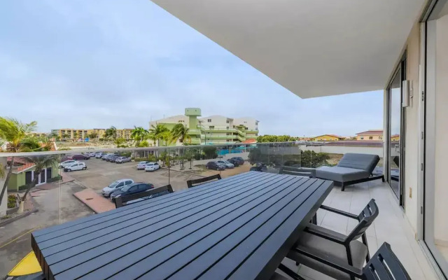 Eagle Beach Modern 2br2ba Beachfront Condo w Pool