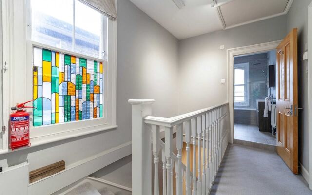 Modern 2-bed Flat in Shepherds Bush - Comfort & Style!