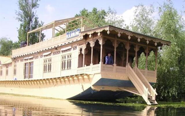 Khilona Group of Houseboats