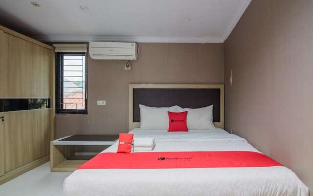 RedDoorz Plus near Lippo Cikarang Mall 2