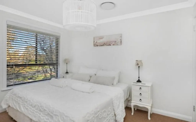 Arborea Country Holiday House catering for 14 to 16 guests In the heart of Bowral – Guest Rooms – Bowral