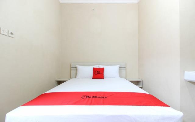 RedDoorz near Balekambang City Park