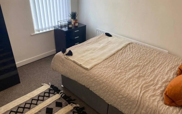 Immaculate 4-bed House Near Anfield and Goodison