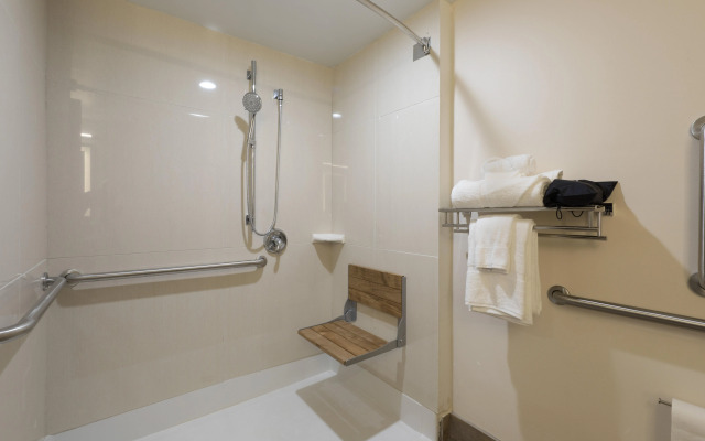 Holiday Inn Milwaukee Brookfield by IHG