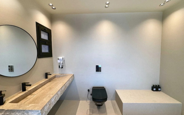 The 2 BDR Pyramids Vista w/ Bathtub