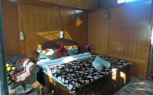 Goona palace houseboats