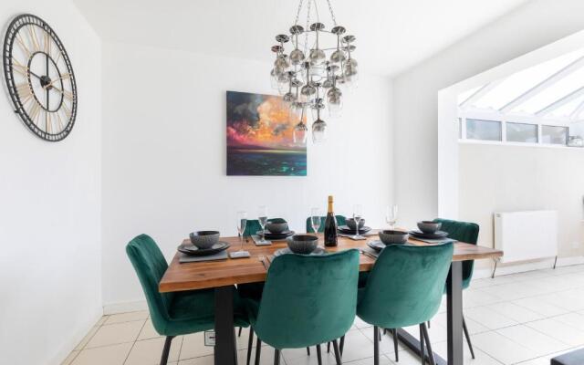 Modern Three Bedroom Home in Gloucester with Hot Tub