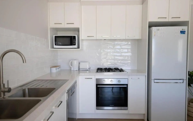 Villa on Matthews, Quite, Modern, Fresh, Free Wifi – Kitchen – Orange