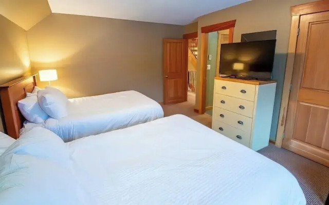 Pinnacle Ridge Chalets by Fernie Lodging