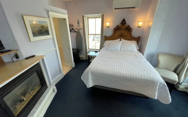 Brasswood Inn