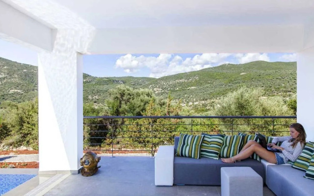 dell Mar stone house