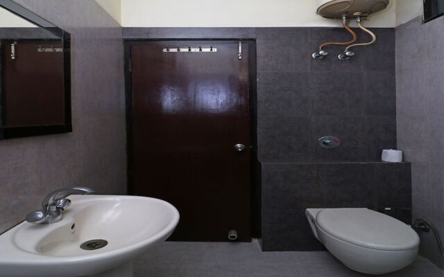 OYO 389 Hotel Applee Inn