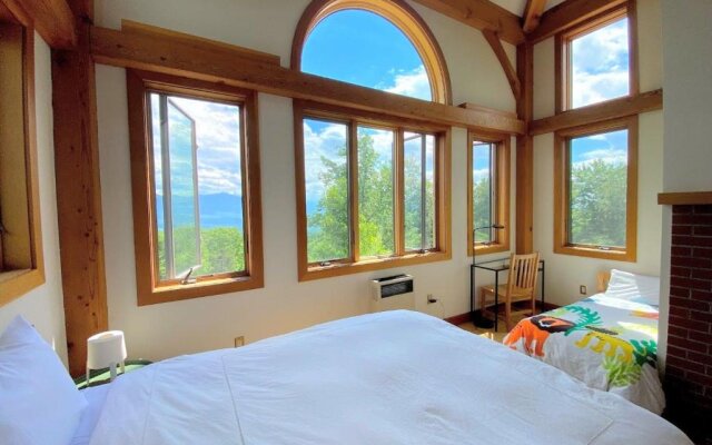 NEW Stunning home with breathtaking views outdoor cedar sauna great location