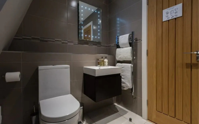 The Escalier Mews - Stunning 3bdr Home Flooded With Light