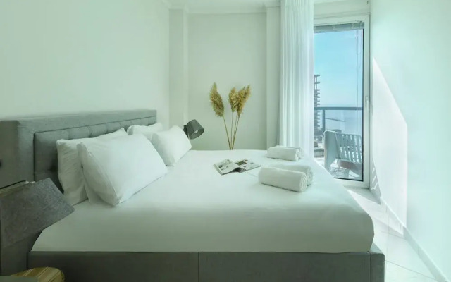 Awesome 2BR apt Balcony & pool access