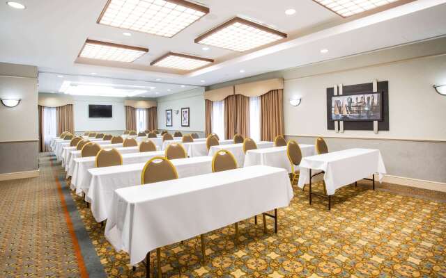 La Quinta Inn & Suites by Wyndham Islip - MacArthur Airport