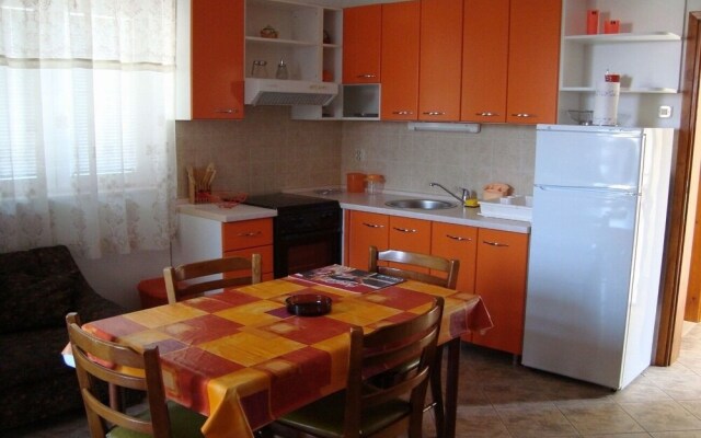 Nikša - 10 m From Beach - A1 Narancasti