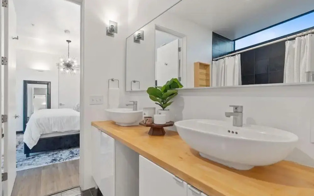 2BR Designer Condo East Downtown Austin