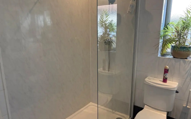 10 Guests - 5 Bedrooms - Free Parking - Petok