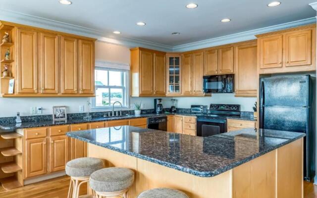 Emerald Breeze by Oak Island Accommodations