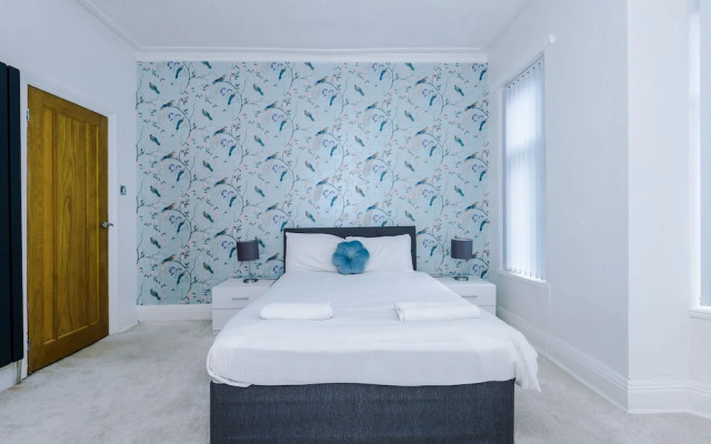 The Seedley 4 Bedroom House - Salford