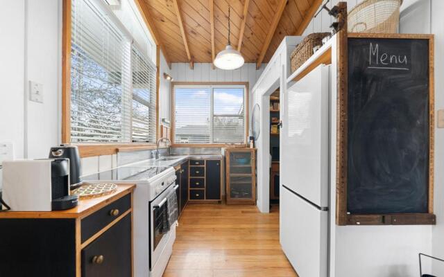The Walnut Tree House - Martinborough Holiday Home