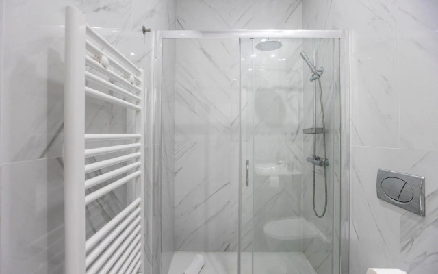 Elegant & Bright Flat by LovelyStay