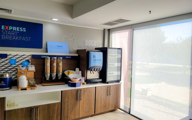 HOLIDAY INN EXPRESS AND SUITES by IHG